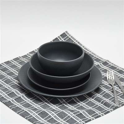 Conjunto de jantar minimalista em cerâmica em relevo